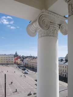 Yliopiston pylväiden yksityiskohtia voi ihailla rakennuksen porrashuoneesta käsin.