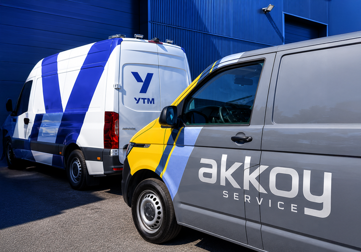 YTM:n ja Akkoy Servicen huoltoautot yhteisellä huoltokäynnillä