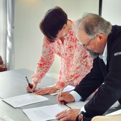 Elina Antila ja Arto K. Koivumaa allekirjoittamassa sopimusta