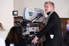 Käsikirjoittaja, ohjaaja ja tuottaja Christopher Nolan Oppenheimer-elokuvan kuvauksissa.