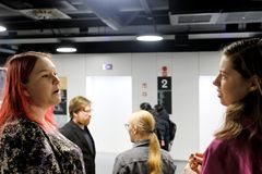 Ihmisiä etu- ja taka-alalla juttelemassa toisilleen.