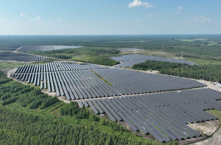 Käytöstä poistetulle turvetuotantoalueelle rakennettu aurinkovoimala tuottaa noin 97 gigawattituntia aurinkosähköä vuodessa, mikä vastaa noin 12 000 kotitalouden vuosittaista sähkönkulutusta. Yhteensä alueella on 173 454 kaksipuoleista aurinkopaneelia.