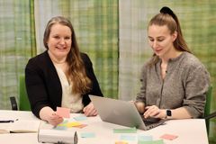 På bilden går Elsi Vuohelainen (till vänster) och hennes kollega Eevi‑Marie Tihinen igenom resultat från en workshop och lyfter fram sådant som ofta förblir osynligt.