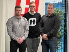 Kuvassa yritysjärjestelystä tyytyväiset miehet vasemmalta Janne Sainivuo, Juha Kananen, Tuomas Sundell.