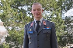 -Upseeri johtaa ja näyttää esimerkillään suunnan, mihin on mentävä. Everstiluutnantti (evp.) Markku Jämsän palvelusura Puolustusvoimissa ja Upseeriliitossa on maineikas,ja hän on menestynyt hienosti tehtävissään, kuvasi Upseeriliiton puheenjohtaja Ville Viita onnittelupuheessaan.