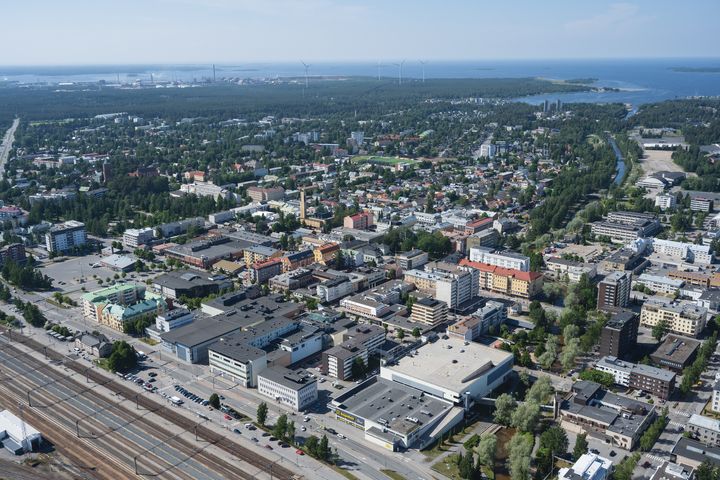 Ilmakuva Kokkolan keskustasta rautatieltä merelle päin