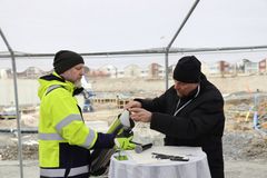 Kokkolan Urheilupuisto Oy:n toimitusjohtaja Timo Sivula täytti peruskiveen muurattavan aikakapselin.