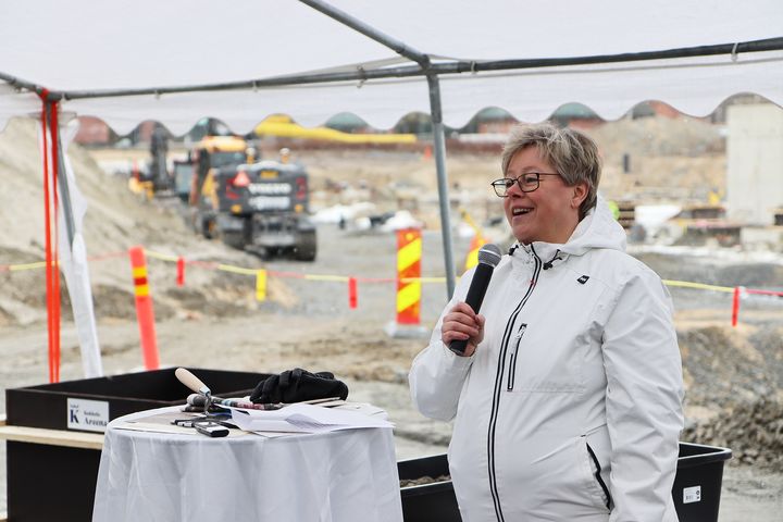 Karlebys stadsdirektör Stina Mattila framförde stadens hälsning