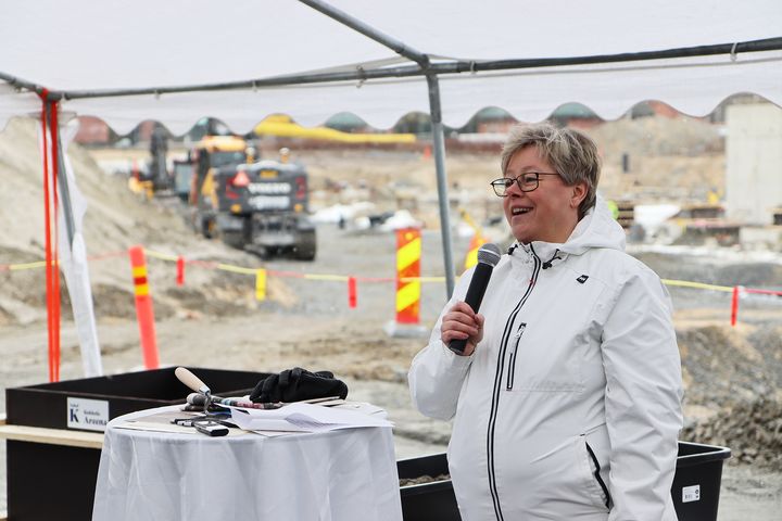 Karlebys stadsdirektör Stina Mattila framförde stadens hälsning