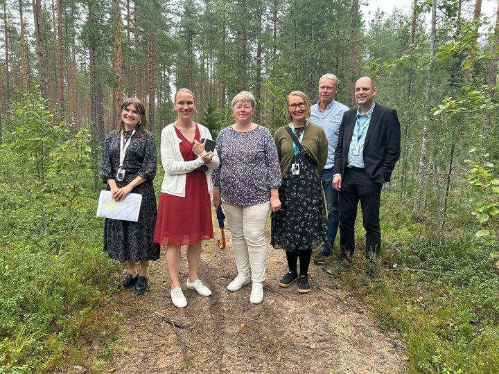Kuvassa vasemmalta:Kokkolan kaupungin asiakkuusvastaava Nora Birkman Neunstedt, Kruunupuun kunnanjohtaja Malin Brännkärr, Kokkolan kaupunginjohtaja Stina Mattila, Kokkolan kaupunkisuunnittelupäällikkö Päivi Cainberg, Kruunupyyn kaavoittaja Dan Stenlund ja Kokkolan kehitysjohtaja Jonne Sandberg.