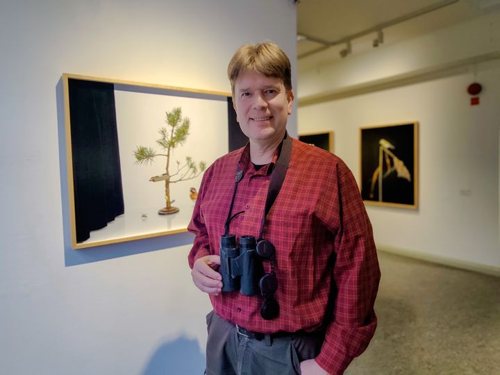 Fågelentusiasten Terho Taarna tillsammans med utställningskurator Elina Suutari diskuterar fåglarna i fotografierna samt fågelforskning och hobby.