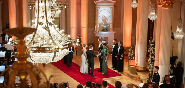 Presidenttipari kättelee juhlavieraita