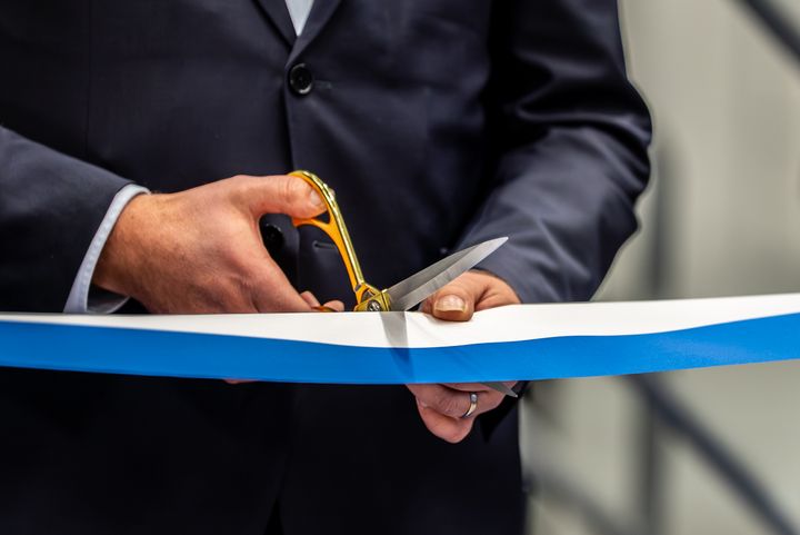 Avajaistilaisuudessa leikattiin sinivalkoinen nauha