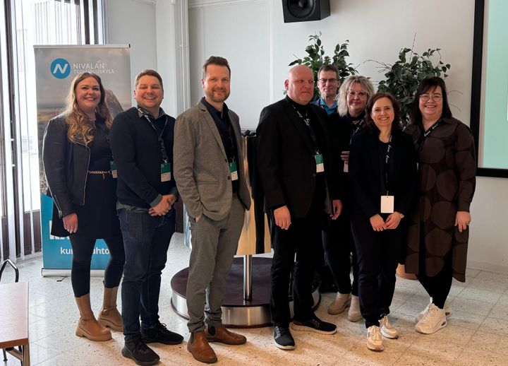 På bilden från vänster: Fanni Pöntiö, Keski-Pohjanmaan Yrittäjät, Magnus Nygård, KOSEK, Janne Vähäkangas, KOSEK, Arto Junno, NIHAK, Harri Jokela, NIHAK, Marjo Tenhunen, NIHAK, Marika Kumpula, NIHAK, Minna Kontro, NIHAK
