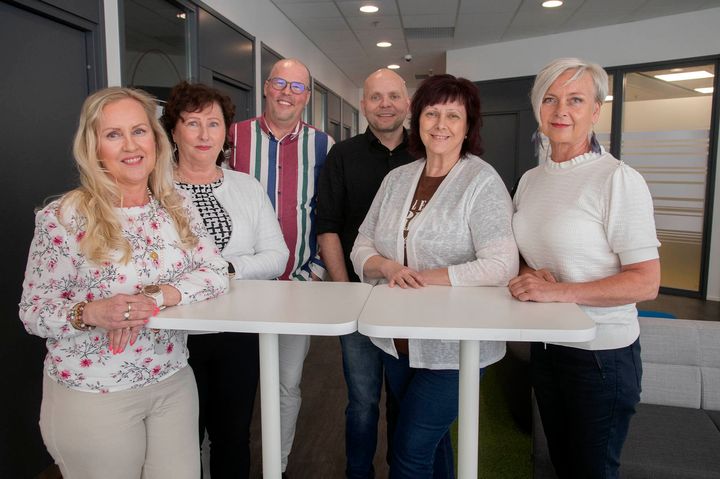 På bilden företagstjänsternas experter i Mellersta Österbottens sysselsättningsområde: Anu Jaakola, företagstjänster, startbidrag (till vänster), Anne Mäkipeura, företagstjänster, omställningsskydd, Jaska Pensaari, företagstjänster (3:e från höger), Johanna Leponiemi-Sandvik, företagstjänster, rekryteringsutbildningar samt Sanna Junttila, företagstjänster, EURES och internationella rekryteringstjänster. På bilden också företagsutvecklare Sami Viljanen från KOSEK.