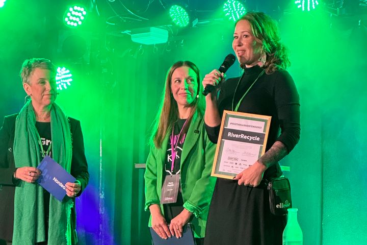 Matleena Aarikallio, RiverRecycle Oy, receives the sustainability act 2023 award from KasvuOpen jury.