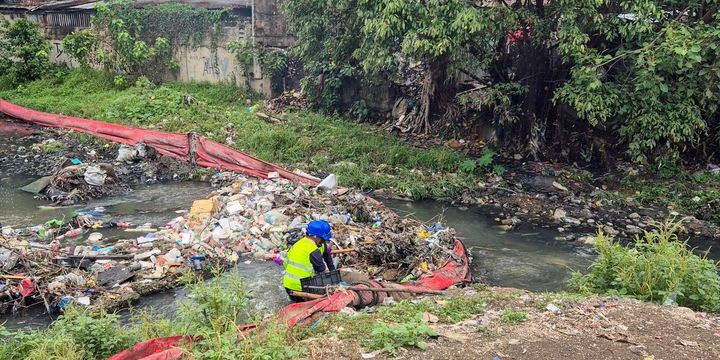 RiverRecycle, in collaboration with Prime Infra, started cleaning operations in Cebu on the Kinalumsan River.