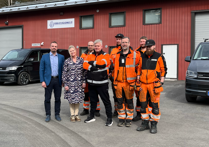 Porin Kylmäasennuksen tiimi yhdessä MV-Jäähdyksen toimitusjohtajan Ilpo Mäkelän kanssa.