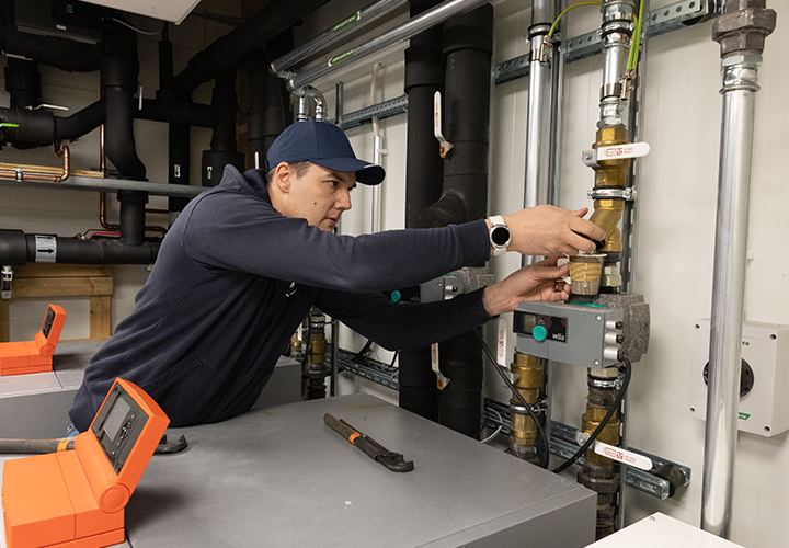 MV-Jäähdytyksen huoltopäällikkö Herkko Haukkala irrottaa lämmitysjärjestelmän suodattimen puhdistusta varten.