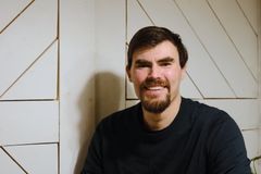 Rintakuva hymyilevästä miespuolisesta tummahiuksisesta tutkijasta.