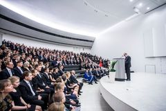 Lääketieteen lisensiaattien valmistujais- ja valajuhlaa vietetään Tampereen yliopistossa perjantaina 15. maaliskuuta. tutkintotodistuksen kuusivuotisesta koulutuksesta saa 147 nuorta lääkäriä. Kuva on vuoden 2018 juhlasta, puhumassa arkkiatri Risto Pelkonen.