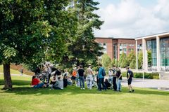 Opiskelijoita Tampereen yliopiston orientaatioviikolla elokuussa 2023.