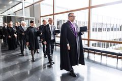 Rehtori johtaa akateemista juhlakulkuetta Tampereen yliopiston avajaisissa.