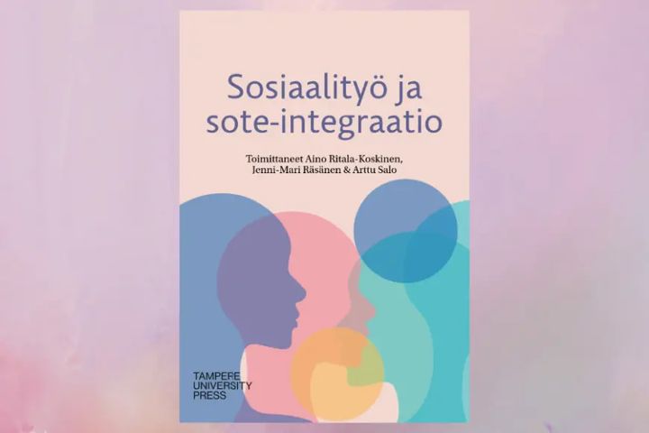 Kirjan kansi: "Sosiaalityö ja sote-integraatio," toimittaneet Aino Ritala-Koskinen, Jenni-Mari Riskiinen ja Arttu Salo. Taustalla pastellisävyisiä siluetteja.