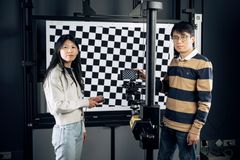 Tutkijat Ayoung Kim (vas.) ja Jun Wang uudessa laboratoriossa.