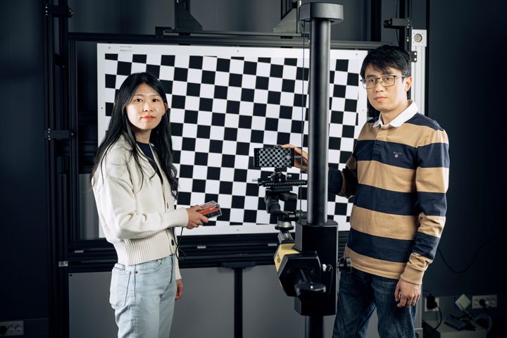 Tutkijat Ayoung Kim (vas.) ja Jun Wang uudessa laboratoriossa.