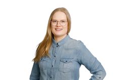 Vaaleansiniseen farkkupaitaan pukeutunut henkilö katsoo hymyillen kameraan. Tausta on valkoinen.