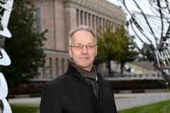 Timo Kohtamäki Eduskuntatalon edessä.