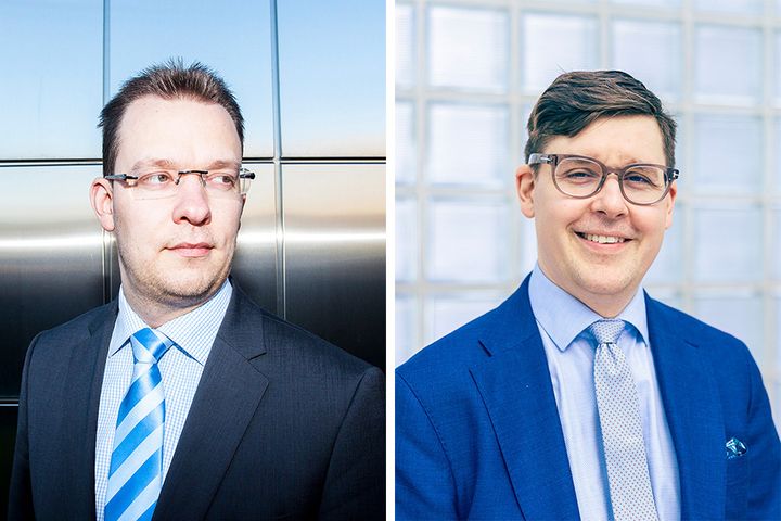 Kaksi miestä puvut päällä.