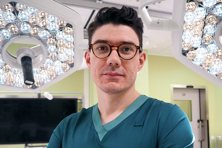 Matti Hokkanen leikkaussalissa.