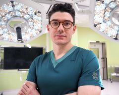 Matti Hokkanen leikkaussalissa.