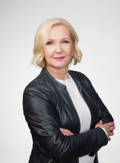 Piia Sormunen mustassa nahkatakissa katsoo kameraan.