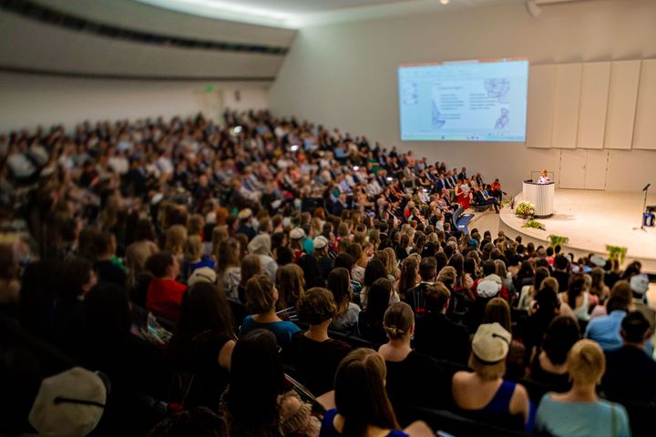 Ihmisiä isossa juhlasalissa.