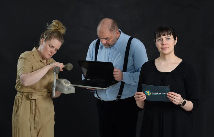 Näyttelijä Laura Hänninen (vas.), näyttelijä Jouko Enkelnotko sekä tutkija Laura Eilola.