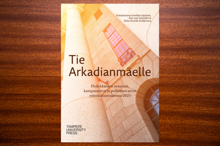 Kirjan kansi, jossa lukee "Tie Arkadianmäelle." Kuvassa on korkea pylväs.