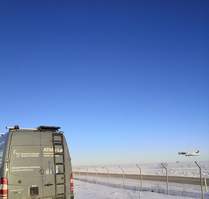 Pakettiautoon rakennettu liikkuva aerosolifysiikan laboratorio lentokentän lähellä talvella.