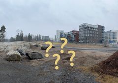 Näköalarakenne kohdealueelta Aarretti Niemisen puistossa, jossa on kivinen maasto ja taustalla modernia arkkitehtuuria.