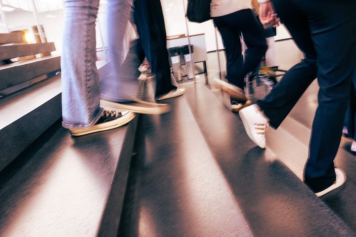 Ihmiset kävelevät alas portaita.