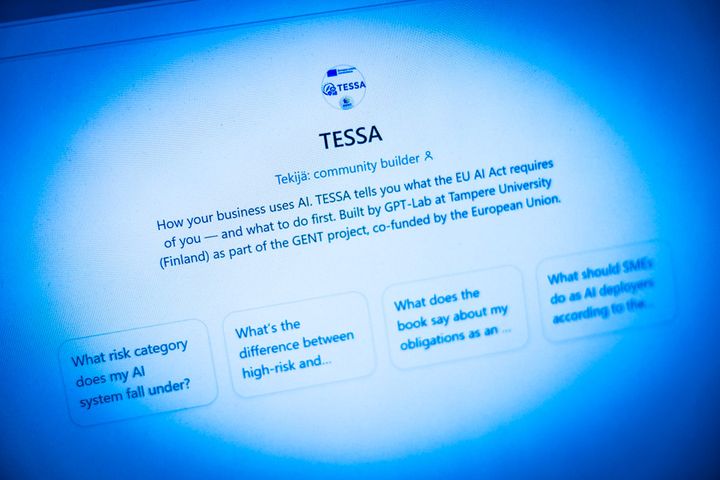 Tampereen yliopiston tutkijoiden kehittämä TESSA-tekoälyavustaja on henkilökohtainen chat-avustaja, jolta voi kysyä kysymyksiä EU:n tekoälylainsäädännöstä.