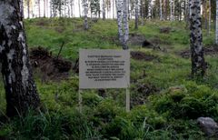 Kyltti metsässä, jossa on teksti mielikuvituksen aktivoimisesta ja luontosuhteesta.