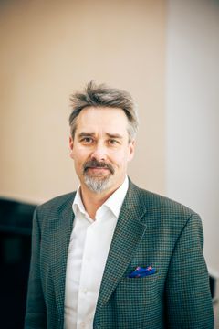 Harri Nieminen yllään pikkutakki ja kauluspaita.