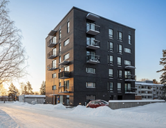 Tavanomaisesti rakennettu betonirakenteinen 6-kerroksinen asuinkerrostalo Helsingissä.