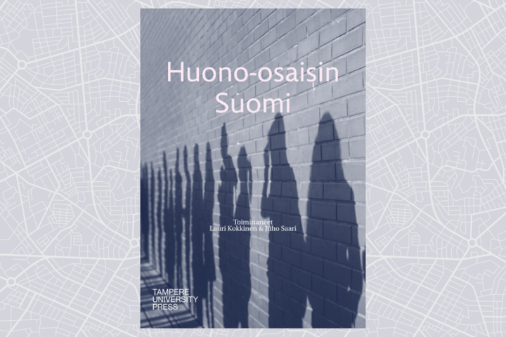 Kirjan kansi, jossa teksti "Huono-osaisin Suomi". Useiden henkilöiden varjot heijastuvat tiiliseinään. Alaosassa lukee "Toimittaneet Lauri Kokkinen & Juho Saari". Taustalla karttakuvio.