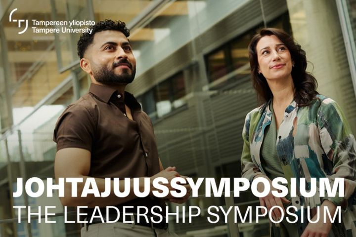 Kaksi henkilöä Tampereen yliopistossa; kuvassa teksti ”Johtajuussymposium – The Leadership Symposium”.