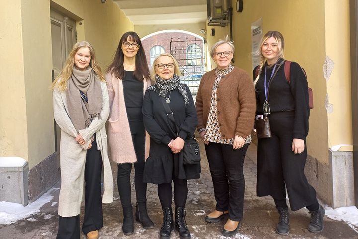 Yksinäisyystyön aloituspalaverissa Helsingissä keväällä 2023 School to belong -ohjelmavastaava Silva Saulio (vas.) ja oppilaitosyhteistyöntekijä Saara Ahtola HelsinkiMissiosta, lehtori Mervi Junno-Uski Tredusta sekä koulutuksen ja oppimisen palveluiden päällikkö Merja Hanhimäki ja projektisuunnittelija Laura Sairanen Tampereen ammattikorkeakoulusta.