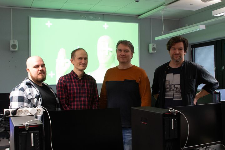 Opiskelijoiden nopea edistyminen oli positiivinen yllätys opettajille. Kuvassa VFX-erikoistumiskoulutuksen opiskelija Olli Pöykiö (vas.), opettajat Juuso Kaari ja Samuli Torssonen sekä opiskelija Ville Mäkilä.